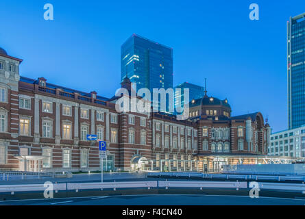 Japan, Tokyo, Marunouchi, Tokyo Station im Morgengrauen. (Großformatige Größen erhältlich) Stockfoto