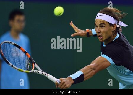 Shanghai, China. 15. Oktober 2015. RAFAEL NADAL aus Spanien trifft eine Rückkehr zu M. Raonic von Kanada während ihre Männer-Einzel-Match beim Shanghai Masters-Tennisturnier in Shanghai, Ost-China. Nadal gewann 2:0. Bildnachweis: Marcio Machado/ZUMA Draht/Alamy Live-Nachrichten Stockfoto