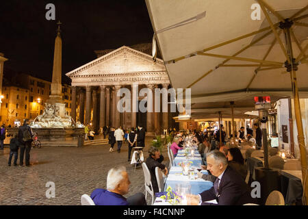 Alfresco Ess auf Piazza della Rotonda mit Pantheon im Hintergrund, Rom, Italien Stockfoto