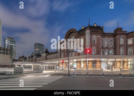 Japan, Tokyo, Marunouchi, Tokyo Station im Morgengrauen. (Großformatige Größen erhältlich) Stockfoto