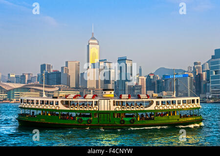 HONG KONG - 15 März: Victoria Harbour am 15. März 2013 in Hongkong. Kreuzfahrtschiff "Solar Star" vom Ocean Terminal und Stockfoto