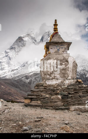 Stupa in der Nähe von Dingbochhe, Nepal. Stockfoto