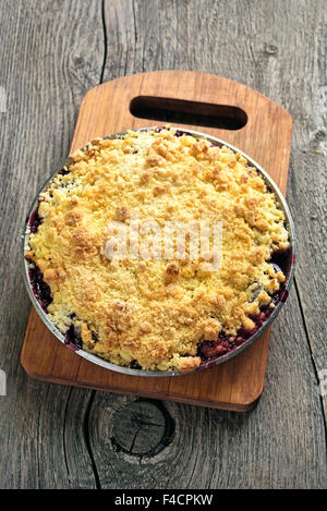 Pflaumen zerfallen Torte auf Schneidebrett, Ansicht von oben Stockfoto
