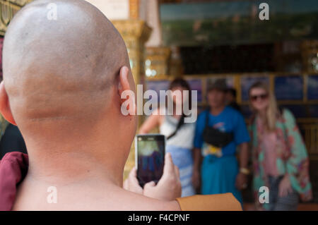 Mönch nehmen Foto von touristischen Stockfoto