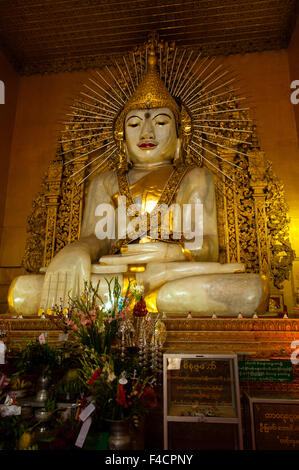 Sitzender Marmor Buddha im Tempel Mandalay Myanmar Stockfoto