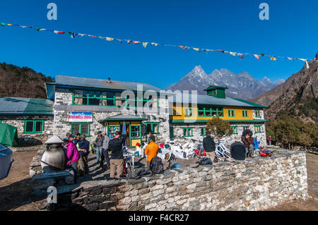 Wanderer im Teehaus, Debuche, Nepal. Stockfoto