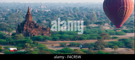 Tempel und Heissluft Ballon fliegen über Bagan Stockfoto