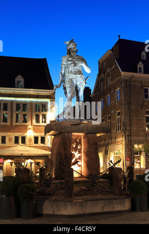 Statue von Ambiorix (Prinz der Eburones, Führer der Belgic Stamm) auf dem Marktplatz in Tongeren, Belgien Stockfoto