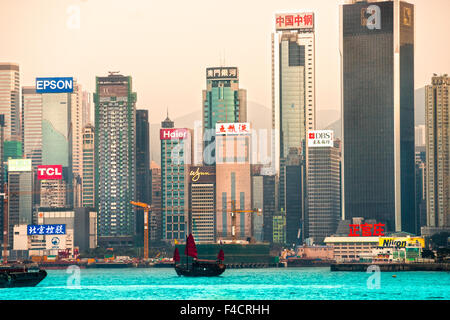 HONG KONG - 15 März: Victoria Harbour am 15. März 2013 in Hongkong. Eine alte chinesische Dschunke von Ocean Terminal und fuhr abgewichen Stockfoto