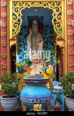 Buddha-Statue. Tempel in Burial Ground. Tempel in Vinh Long... Vietnam, Indochina, Süd-Ost-Asien. Orient. Asien. Stockfoto