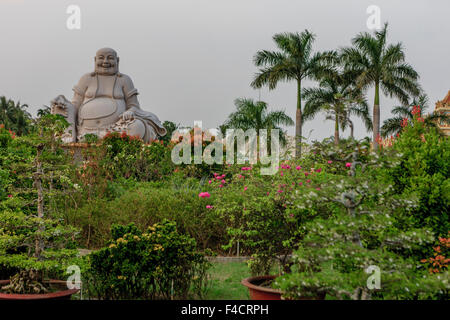 Buddha-Statue. Tempel in Burial Ground. Tempel in Vinh Long... Vietnam, Indochina, Süd-Ost-Asien. Orient. Asien. Stockfoto