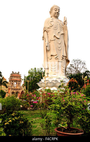 Buddha-Statue. Tempel in Burial Ground. Tempel in Vinh Long... Vietnam, Indochina, Süd-Ost-Asien. Orient. Asien. Stockfoto