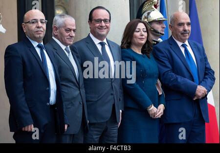 Paris, Frankreich. 16. Oktober 2015. Tunesische nationale Dialog das Quartett, Präsident der nationalen Ordnung tunesischen Anwälte Fadhel Mahfoudh (1. L), Generalsekretär der tunesischen allgemeine Gewerkschaft Houcine Abbassi (2 L), Präsident der tunesischen Arbeitgeber Union Wided Bouchamaoui (3nd R) und Präsident der tunesischen Human Rights League Abdessatar Ben Moussa (1. R) werden von der französische Präsident Francois Hollande begrüßt (4. R) wie sie für eine Besprechung im Elysée-Palast in Paris ankommen , Frankreich, 16. Oktober 2015. Bildnachweis: Xinhua/Alamy Live-Nachrichten Stockfoto