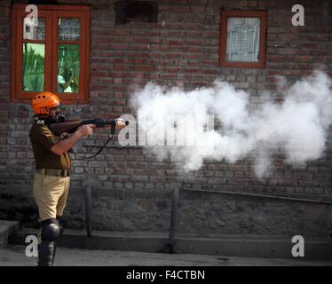 Kaschmir. 16. Oktober 2015. Ein indischer Polizist feuert eine Tränengas-Shell in Richtung Kaschmir muslimische Demonstranten während einer Protestaktion. Bildnachweis: Basit Zargar/Alamy Live-Nachrichten Stockfoto