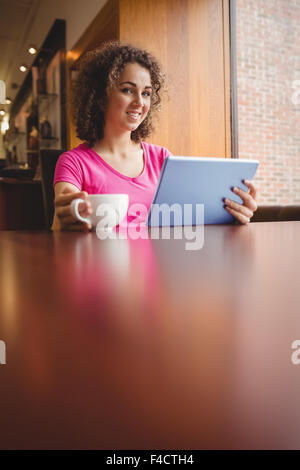 Hübsche Studentin mit Tablet im café Stockfoto