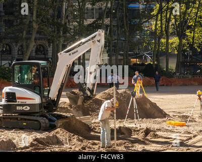 Masse Konstruktion mit Handwerkern im Bryant Park, New York City, USA Stockfoto