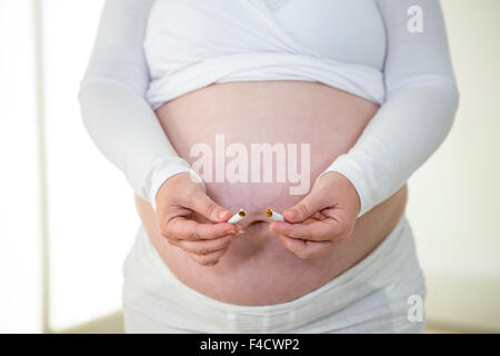 Nette schwangere Frau zerstören Zigarette Stockfoto