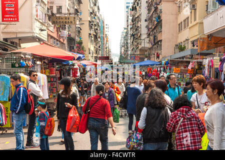 HONG KONG-März 16: Käufer und Besucher Menge an einer Einkaufsstraße am 16. März 2013 in Hong Kong, China. Es gibt mehr tha Stockfoto