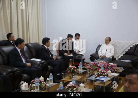 Nay Pyi Taw, Myanmar. 16. Oktober 2015. Myanmar Präsident U Thein Sein (1. R) trifft sich mit Mitgliedern des Arbeitskreises Hochwasserschutz Experten von Chinas Ministerium für Wasserressourcen, in Nay Pyi Taw, Myanmar, 16. Oktober 2015. Myanmar Präsident U Thein Sein am Freitag sprach lobend über die Zusammenarbeit mit China in Flood Kontrolle, Prävention und Katastrophe Reduktion, der chinesischen Regierung und dem Volk für rechtzeitige Hilfeleistung während der Katastrophe zu danken. © U Aung/Xinhua/Alamy Live-Nachrichten Stockfoto