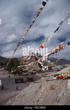 Tibet, Lhasa, Gebetsfahnen aus Potala-Palast (großformatige Größen erhältlich) Stockfoto