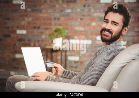 Porträt von glücklichen Menschen, die zu Hause online-shopping Stockfoto