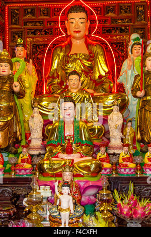 Buddha-Statue. Tempel in Burial Ground. Tempel in Vinh Long... Vietnam, Indochina, Süd-Ost-Asien. Orient. Asien. Stockfoto