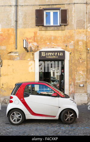 Straßenszene mit neuen Mini-Fiat Auto im Stadtteil Trastevere. Rom, Italien Stockfoto