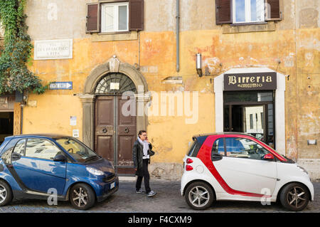 Straßenszene mit neuen Mini-Fiat Autos im Stadtteil Trastevere. Rom, Italien Stockfoto