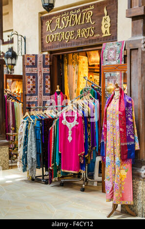 Kleidung und Textilien in den Souk Madinat Jumeirah Dubai, Vereinigte Arabische Emirate zu vermarkten. Stockfoto