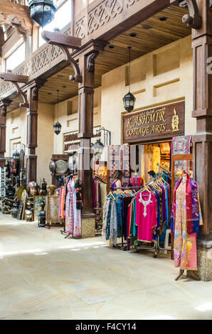 Kleidung und Textilien in den Souk Madinat Jumeirah Dubai, Vereinigte Arabische Emirate zu vermarkten. Stockfoto