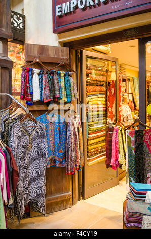 Kleidung und Textilien in den Souk Madinat Jumeirah Dubai, Vereinigte Arabische Emirate zu vermarkten. Stockfoto