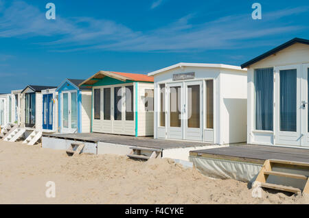 kleine hölzerne Badehäuser am Strand Nordsee in den Niederlanden Stockfoto