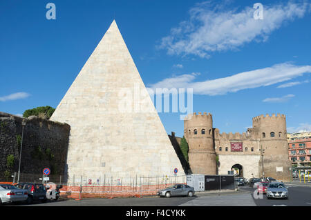 Pyramide des Cestius und Porta San Paolo, eines der südlichen Tore in das 3. Jahrhundert Aurelian Wände von Rom, Italien. Stockfoto