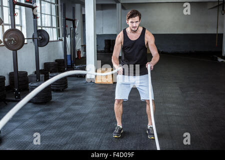 Passen Sie Mann mit Schlacht Seile Stockfoto