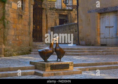 Sarlat, Dordogne, Place du Marche Aux Skulptur Ojes, Les Ojes Gänse von Lalanne, Perigord Noir, Dordogne-Tal, Sarlat-la-Cane Stockfoto