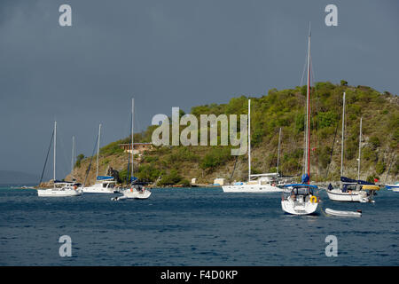 Karibik, Britische Jungferninseln, Cooper Island. Boote vor Anker in der Manchioneel Bucht (großformatige Größen erhältlich). Stockfoto