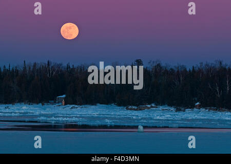 Kanada, Ontario, South Baymouth. Full Moon rising auf Huron-See im Winter. Kredit als: Mike Grandmaison / Jaynes Galerie / DanitaDelimont.com Stockfoto