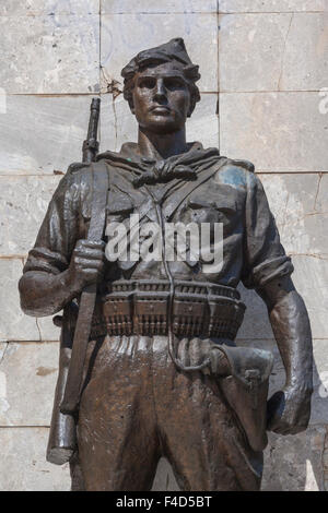 Albanien, Permet, Abdul Frasheri Square, partisan statue Stockfoto