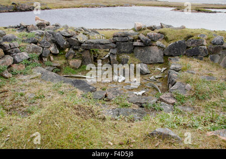 Kanada, Nunavut, Cape Dorset. Mallikjuag Territorial Park, Ruinen archäologische Stätte der Thule Thule (fabrikgefertigte, Dorset-Kultur) Wohnung. Stockfoto