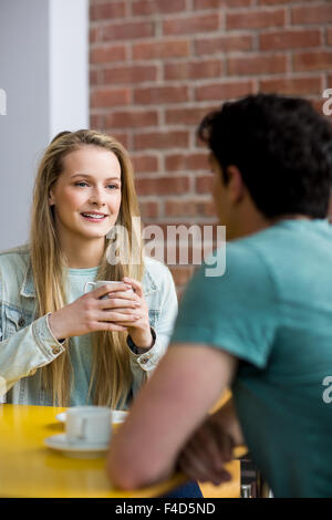 Studenten, die im Chat im café Stockfoto