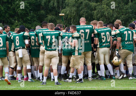 British American Football team die Bury Heiligen Messe vor einem Spiel. Stockfoto