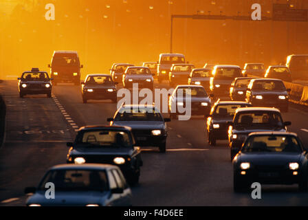 Autos bewegen auf Straße Stockfoto