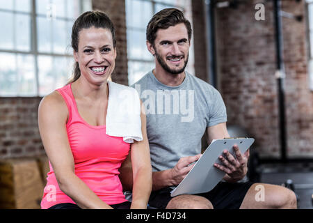 Fit Frau diskutieren mit personal trainer Stockfoto