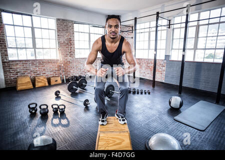 Muskulöser Mann tun stretching Übungen auf box Stockfoto