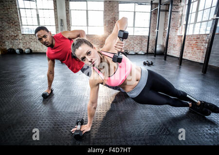 Fit paar tun Push ups mit Hanteln Stockfoto