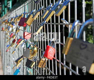 Liebesschlösser auf der Fußgängerbrücke an der Brücke Feugh, in der Nähe von Banchory, Schottland, Vereinigtes Königreich. Stockfoto