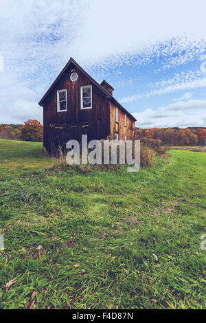 Fading Licht auf eine alte Scheune, in einem Feld in Vermont Stockfoto