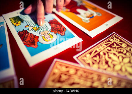 Erhöhte Ansicht der Wahrsagerin auf Tarot-Karten zeigen Stockfoto