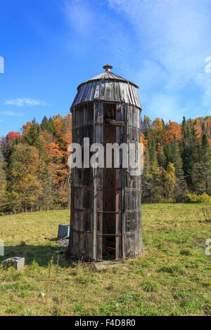 Eine alte hölzerne Silo auf einem verlassenen Bauernhof in den Wäldern von Vermont. Stockfoto