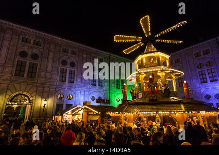 Das alpine Weihnachtsdorf im Kaiserhof der Residenz, das Schloss der Bayerischen Könige. München, Bayern, Deutschland. Stockfoto